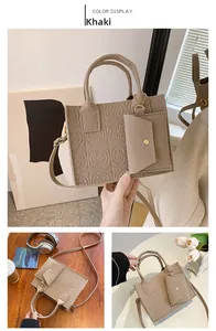 Détail du sac cabas kaki avec texture gaufrée circulaire et mini pochette amovible