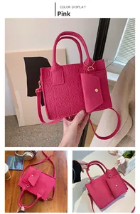 Détail du sac cabas en feutre rose avec texture gaufrée et petite pochette assortie en chaîne