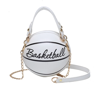 Sac à bandoulière blanc en forme de basket avec chaîne dorée et texture cuir grainé
