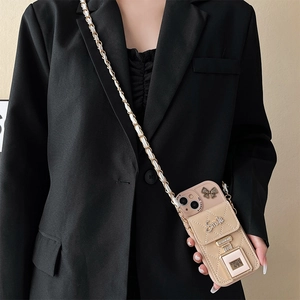 Coque iPhone bandoulière avec portefeuille matelassé beige, breloque parfum et chaîne