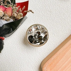Détail d'un support de téléphone de luxe avec strass et cristaux scintillants
