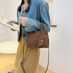 Sac à main marron café en daim gaufré avec une petite pochette ronde assortie