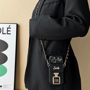 Coque iPhone en cuir noir matelassé avec pendentif parfum et bandoulière chaîne dorée