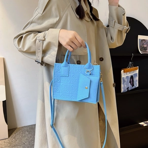 Sac à main élégant bleu vif embossé pour femme avec breloque porte-monnaie assortie