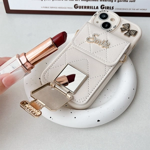 Détail de la coque iPhone en cuir crème avec miroir de maquillage intégré et porte-carte