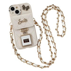 Coque iPhone en cuir matelassé beige avec breloque parfum et bandoulière chaîne