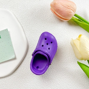 Dettaglio del supporto per telefono a forma di sabot viola con cinturino flessibile