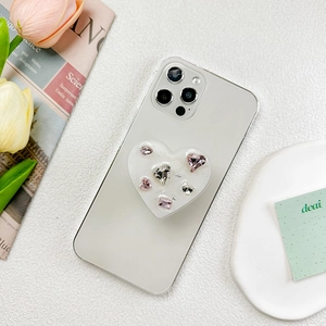 Supporto per telefono a cuore rosa scintillante con strass e farfalla in metallo su bianco