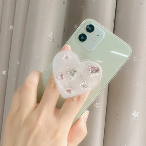 Supporto per telefono a cuore con strass rosa su una custodia per smartphone verde
