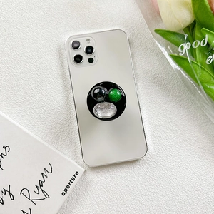 Matte weiße iPhone Hülle mit kreisförmigem Perleninlay und passendem Handy-Griffständer