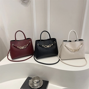 Trois cabas tressés en bordeaux, noir et beige avec chaîne à nœud dorée élégante