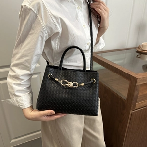 Sac à main tissé noir à la mode avec boucle en métal doré et bandoulière en cuir