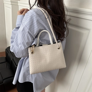 Sac à main tissé blanc cassé avec texture premium et bandoulière polyvalente