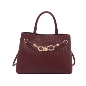 Sac cabas bordeaux tressé avec boucle en nœud doré et motif Intrecciato classique