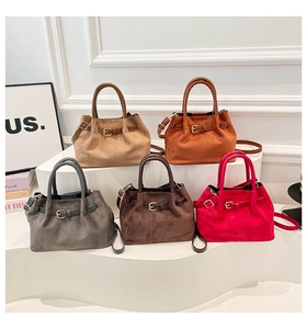 Collection de sacs seaux en daim mat de différentes couleurs sur un présentoir