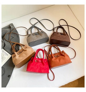 Cinq sacs seaux en daim synthétique en gris, marron, kaki, rouge et orange en vue à plat