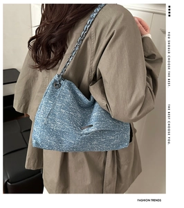 Détail du sac cabas en tweed bleu avec bandoulière chaîne et garniture métallique