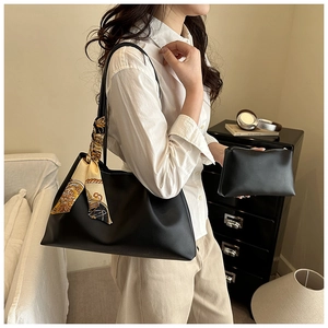 Détail de l'ensemble cabas noir avec foulard décoratif et pochette intérieure assortie