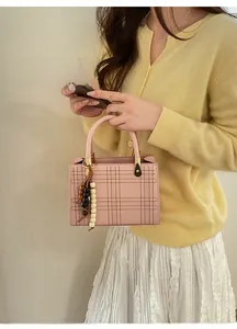 Borsa tote rosa in ecopelle con texture a griglia e ciondolo di perline