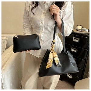 Gros plan du sac fourre-tout noir avec foulard en soie et pochette assortie en détail