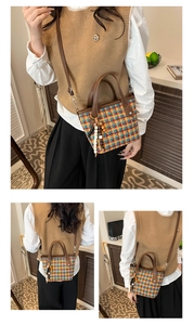 Dettaglio della borsa tote a quadri con tessuto pied de poule colorato e ciondolo in legno