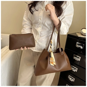 Ensemble cabas en cuir marron avec pochette assortie et foulard décoratif en situation