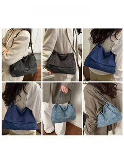 Collage de mannequins portant des sacs cabas à chaîne en anthracite, bleu et denim clair