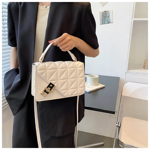 Détail d'un sac à main blanc matelassé avec fermoir élégant noir et doré raffiné
