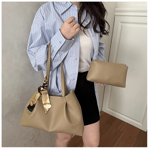 Détail du sac cabas plissé kaki avec foulard en soie et pochette assortie