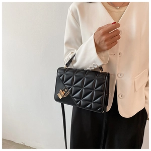 Détails du sac bandoulière vintage noir matelassé avec boucle dorée et poignée femme