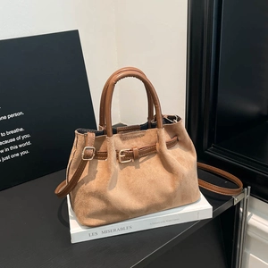 Sac seau en daim marron avec poignées rondes et bandoulière réglable pratique