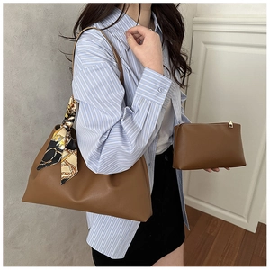 Ensemble sac cabas et pochette marron avec foulard décoratif sur la bandoulière