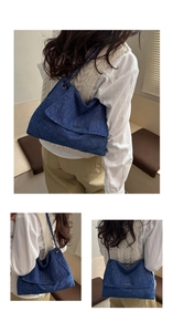 Détail du grand sac cabas en jean avec bandoulière chaîne et boucle métallique