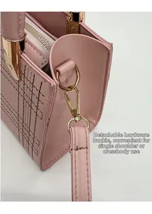 Dettaglio della borsa rosa trapuntata con fibbia dorata rimovibile e tracolla in pelle