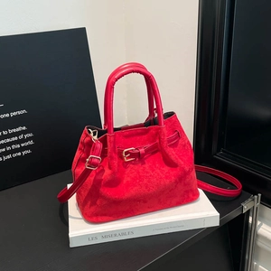 Sac seau élégant en daim rouge avec boucle dorée et bandoulière réglable