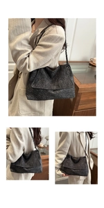 Détail de la texture en tweed et de la chaîne métallique noire sur un sac cabas décontracté