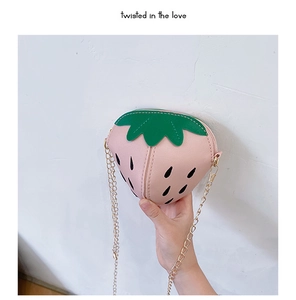 Dettaglio della mini borsa a tracolla rosa a forma di fragola con catena in metallo