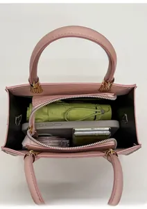 Vista dettagliata dell'interno della borsa tote rosa con scomparti e dettagli in metallo