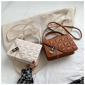 Détails des sacs bandoulière matelassés blanc et marron avec chaîne dorée chic
