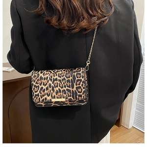 Detail showing high-quality leopard print texture and golden chain on a crossbody bag