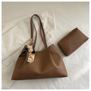 Sac fourre-tout marron et pochette avec détail foulard en soie sur fond en velours