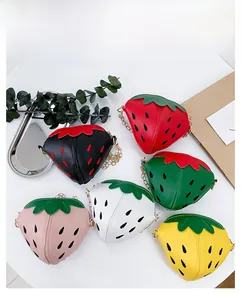 Vista piatta di mini borse a tracolla a forma di fragola in sei colori con catene d'oro
