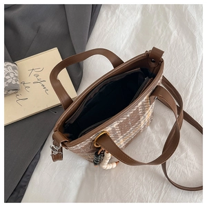 Détail de vue de dessus du sac cabas à carreaux avec poche intérieure zippée