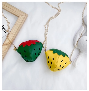 Dettaglio di mini borse a tracolla a fragola con catena in metallo dorato in verde e giallo
