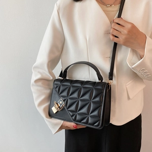 Sac bandoulière vintage en similicuir noir matelassé avec détails dorés chic