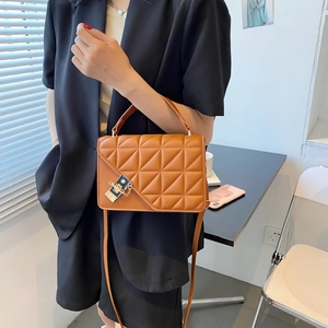 Sac à main matelassé vintage caramel avec boucle chaîne dorée et bandoulière réglable