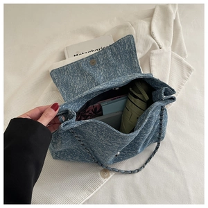 Vue détaillée du grand sac cabas bleu texturé montrant sa grande capacité de rangement