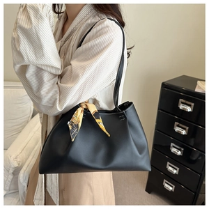 Détail du grand sac cabas noir avec surpiqûres blanches et foulard en soie décoratif
