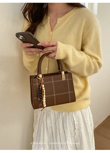Sac bandoulière rétro marron avec surpiqûres blanches et détail de perles en bois