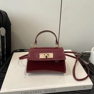 Mini burgunderrote Lackleder-Handtasche mit goldenem Drehverschluss und Schultergurt